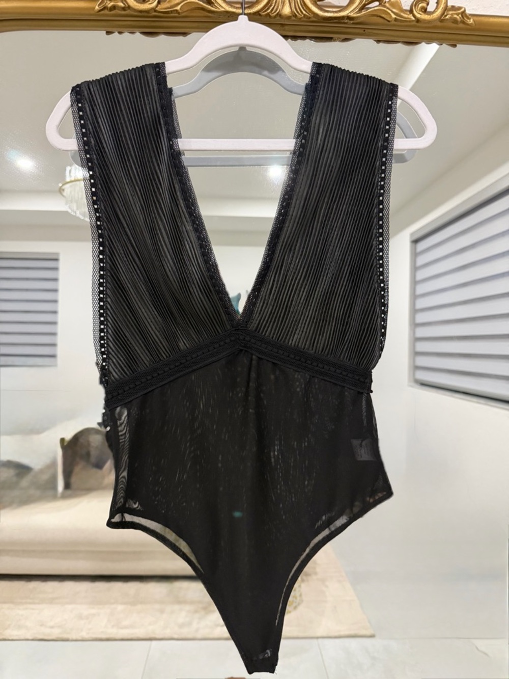 Women’s Black Deep V-Neck Lace-Trim Bodysuit. Veveret. Size L